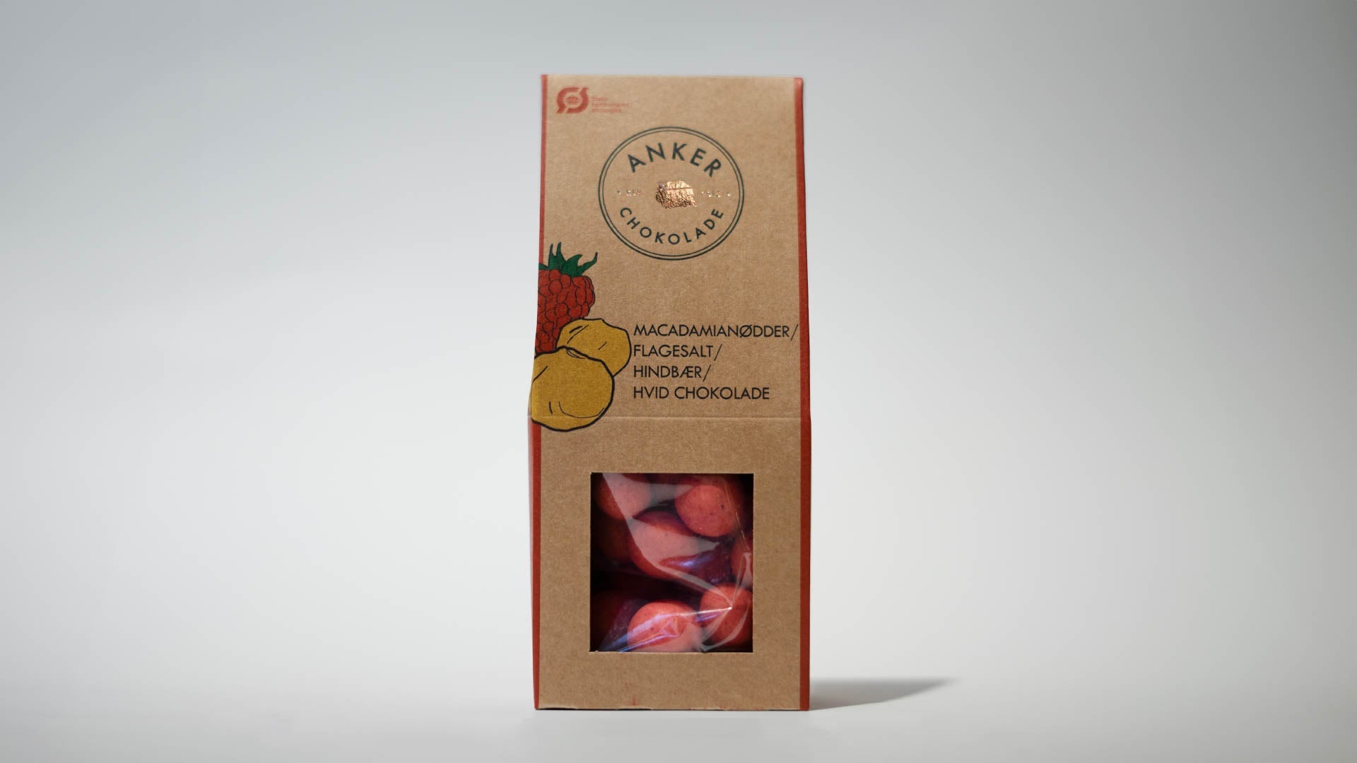 Billede af Anker Chokolade pakke med Macadamianødder, flagesalt, hindbær i lyserød chokolade.