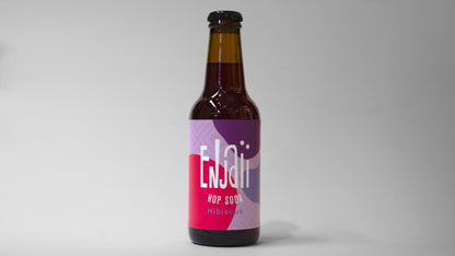 Flaske med Enjaii Hibiscus Hop Soda, 25 cl - soda med hibiscus og humle smag